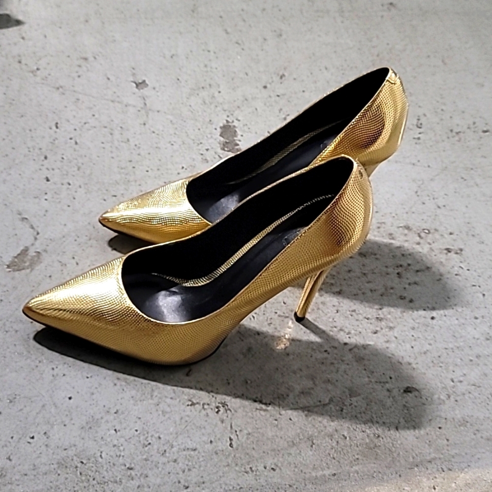 nwt ALDO Gold preforated leather pumps